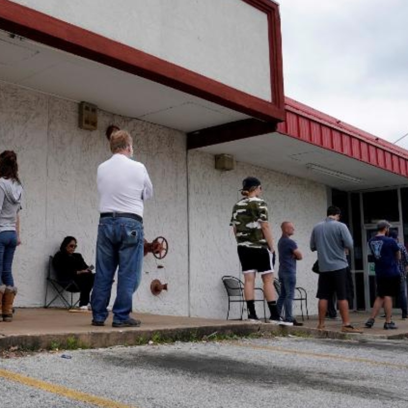 Record de 20,5 millions d'emplois américains perdus en avril. Le taux de chômage grimpe à 14,7%